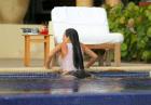 Kim Kardashian w mokrej koszulce na basenie w Meksyku